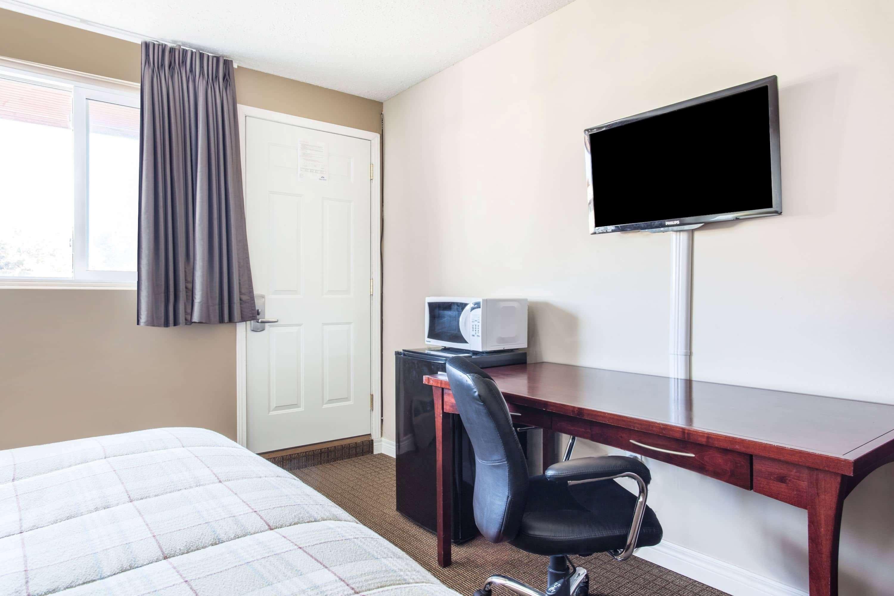 Howard Johnson Inn By Wyndham Kingston Exterior photo