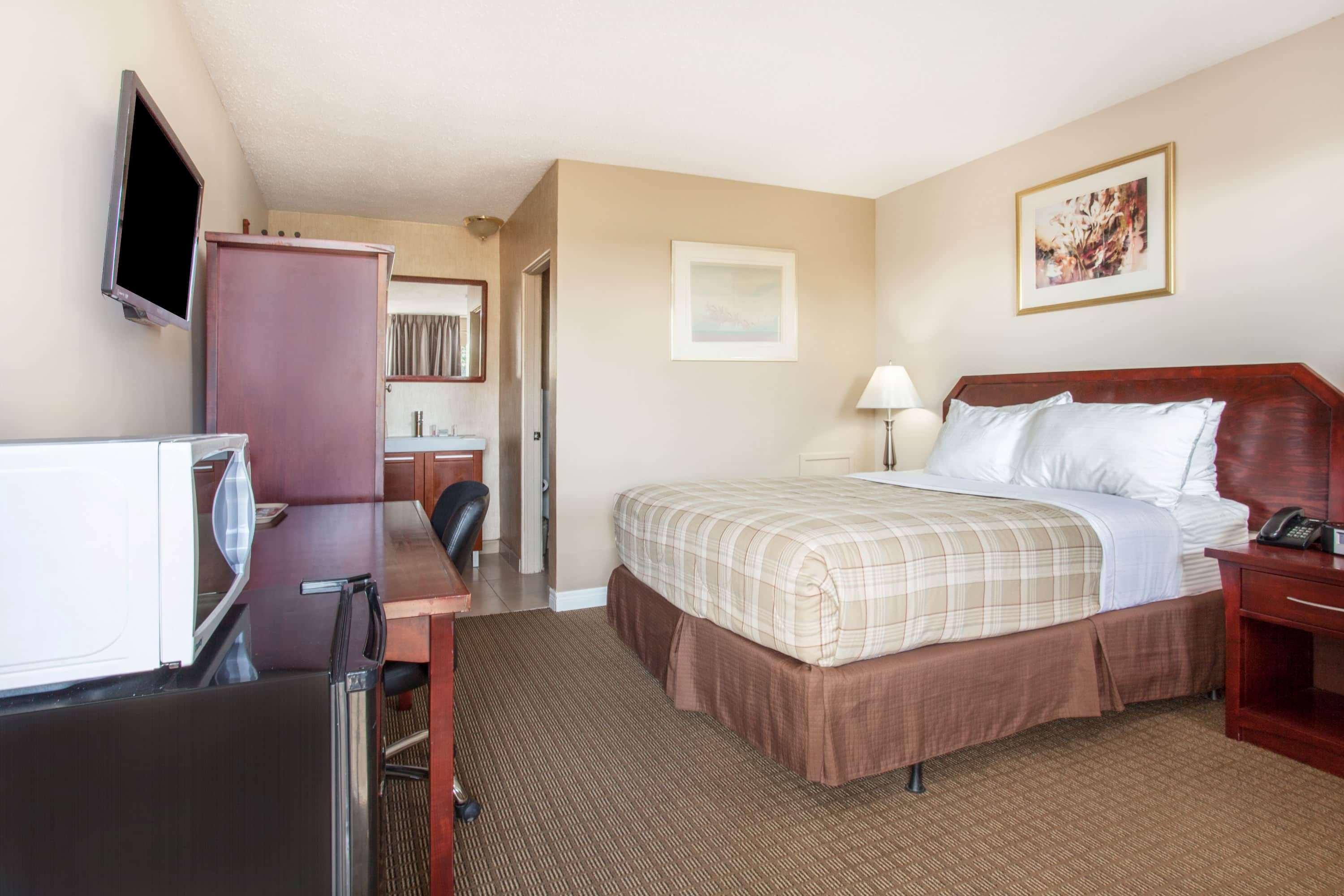 Howard Johnson Inn By Wyndham Kingston Exterior photo